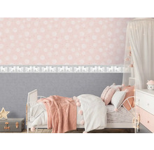 Barnrum med säng, sängbord och rosa tapet med enhörningsmönster