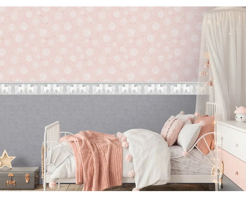 Barnrum med säng, sängbord och rosa tapet med enhörningsmönster