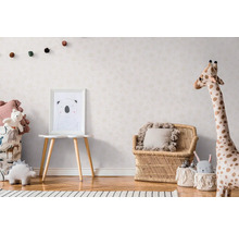 Barnrum med möbler och dekorationer i skandinavisk stil, inklusive en bild, en sittmöbel och leksaker.