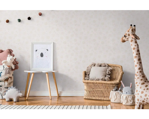 Barnrum med möbler och dekorationer i skandinavisk stil, inklusive en bild, en sittmöbel och leksaker.