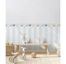 Barnrum med randig tapet, dinosauriekant, träbänk och leksaker