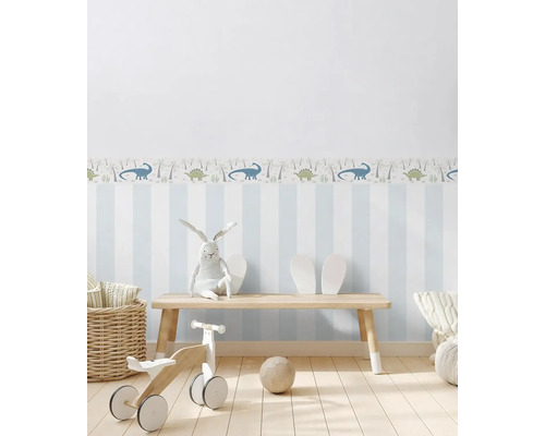 Barnrum med randig tapet, dinosauriekant, träbänk och leksaker