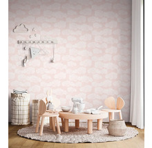 Barnrum med molntapet, träbord och stolar på en rund matta