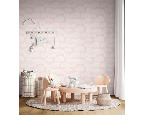 Barnrum med molntapet, träbord och stolar på en rund matta