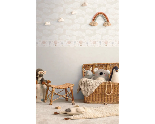 Barnrum med molntapet, leksaker och rottingmöbler för en mysig atmosfär