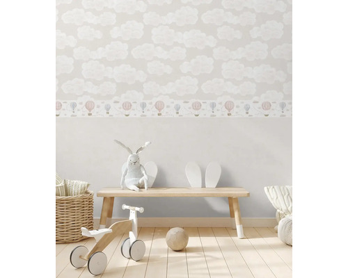 Barnrum med molntapet och luftballongsbård, dekorerat med leksaker