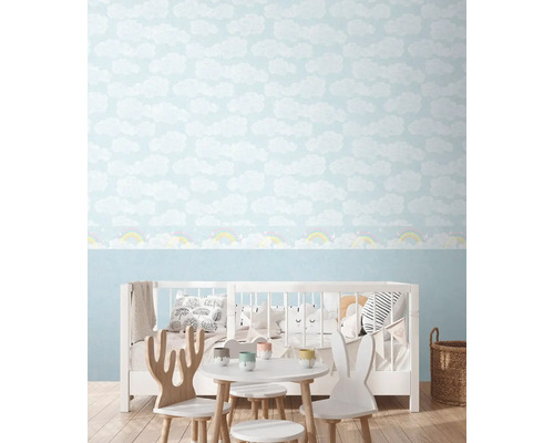 Barnrum med molntapet och barnmöbler.