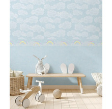 Barnrum med tapet med moln och regnbåge, träbänk och leksaker