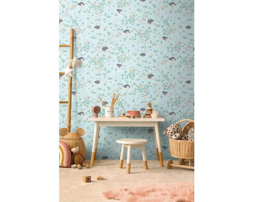 Barnrum med skrivbord, stol och blommönstrad tapet