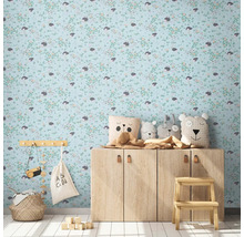 Barnrum med mönstrad tapet, träbyrå och dekorativa föremål