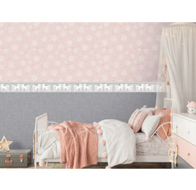 Barnrum med säng, sängbord och rosa tapet med vita mönster