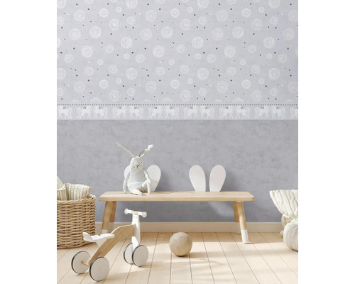 Barnrum med tapeter, träbänkar och leksaker