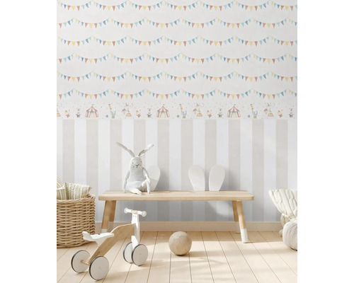 Barnrum med tapet med cirkustema, träbänk och leksaker