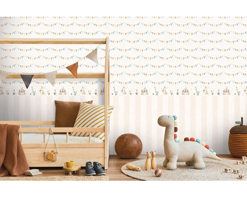 Barnrum med säng och tapet med cirkusmotiv