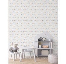 Barnrum med tapet med girlangmönster, bord, stol och husformad hylla