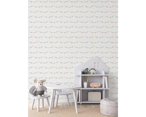 Barnrum med tapet med girlangmönster, bord, stol och husformad hylla