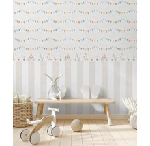 Barnrum med cirkustapet, leksaksbänk och träleksaker