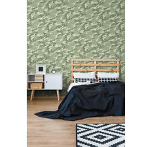 Sovrum med kamouflagetapet, säng, sängbord och matta