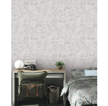 Miljöbild av ungdomsrum med skateboardtapet, skrivbord och sängkläder med cykelmönster