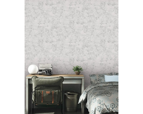 Miljöbild av ungdomsrum med skateboardtapet, skrivbord och sängkläder med cykelmönster