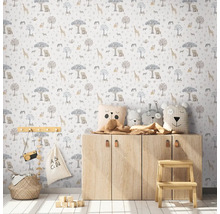 Barnrum med tapet med djurmotiv och trämöbler