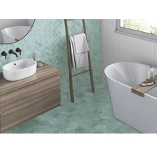 Badrum med handfat, badkar, stege och vägg- och golvplattor i olika former