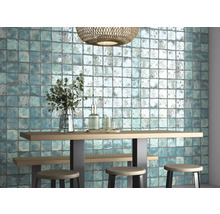 Dekorativ interiör med väggplattor, träbord och barstolar