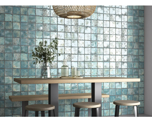 Dekorativ interiör med väggplattor, träbord och barstolar