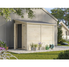 Redskapsbod i trä med öppen dörr, gräsmatta, blommor, gräsklippare och trädgårdsredskap