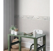 Dekorativt arbetsrum med väggbord, skrivbord, stol och tillbehör.