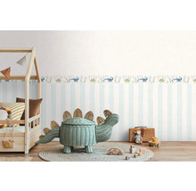 Barnrum med randig tapet, dinosauriekant, leksäng och dinosaurieformad korg