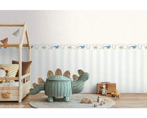 Barnrum med randig tapet, dinosauriekant, leksäng och dinosaurieformad korg