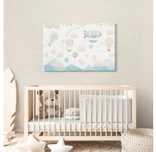 Barnrum med barnsäng och väggmålning med ballonger och luftskeppsmotiv