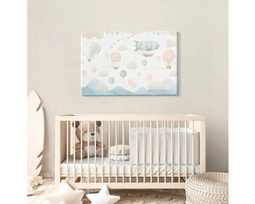 Barnrum med barnsäng och väggmålning med ballonger och luftskeppsmotiv