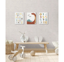 Barnrumsinredning med ABC-, dinosaurie- och sifferväggkonst ovanför en träbänk med leksaker