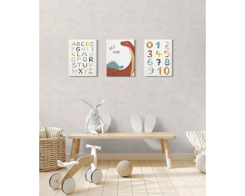 Barnrumsinredning med ABC-, dinosaurie- och sifferväggkonst ovanför en träbänk med leksaker