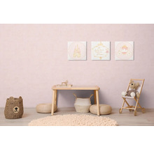 Barnrum med bord, björn korg och väggmålningar med slott-, vagn- och sagomotiv