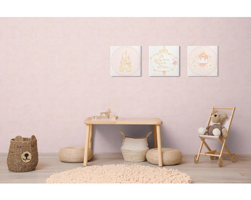 Barnrum med bord, björn korg och väggmålningar med slott-, vagn- och sagomotiv