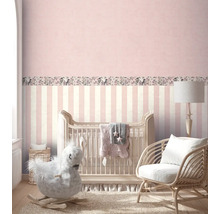 Babyrum med spjälsäng, gunghäst, fåtölj och randig tapet med bård