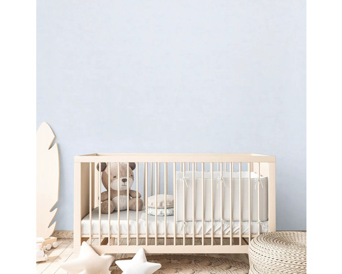 Barnrum med spjälsäng, teddybjörn och dekoration