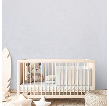 Barnrum med spjälsäng, teddybjörn och dekoration