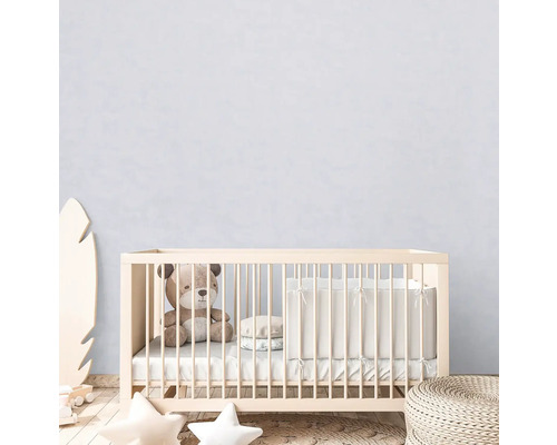 Barnrum med spjälsäng, teddybjörn och dekoration