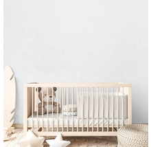 Barnrum med spjälsäng, teddybjörn och dekoration