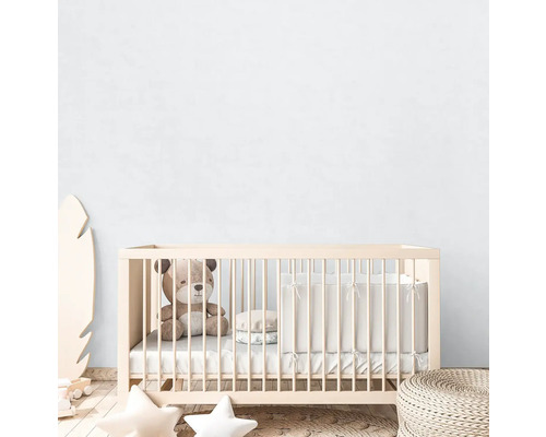 Barnrum med spjälsäng, teddybjörn och dekoration