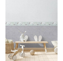 Barnrum med bård, leksaker och ljust trägolv