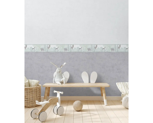 Barnrum med bård, leksaker och ljust trägolv