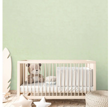 Barnrum med spjälsäng, teddybjörn och dekorativa element.