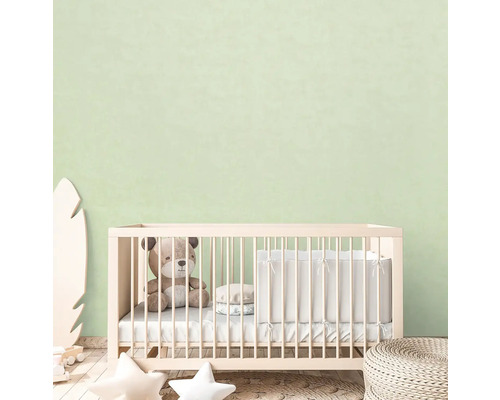 Barnrum med spjälsäng, teddybjörn och dekorativa element.