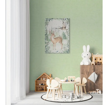 Ljust barnrum med en väggmålning av rådjur och uggla ovanför ett barnbord