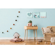 Barnrumsscen med dekoration, sidobord och sittplats